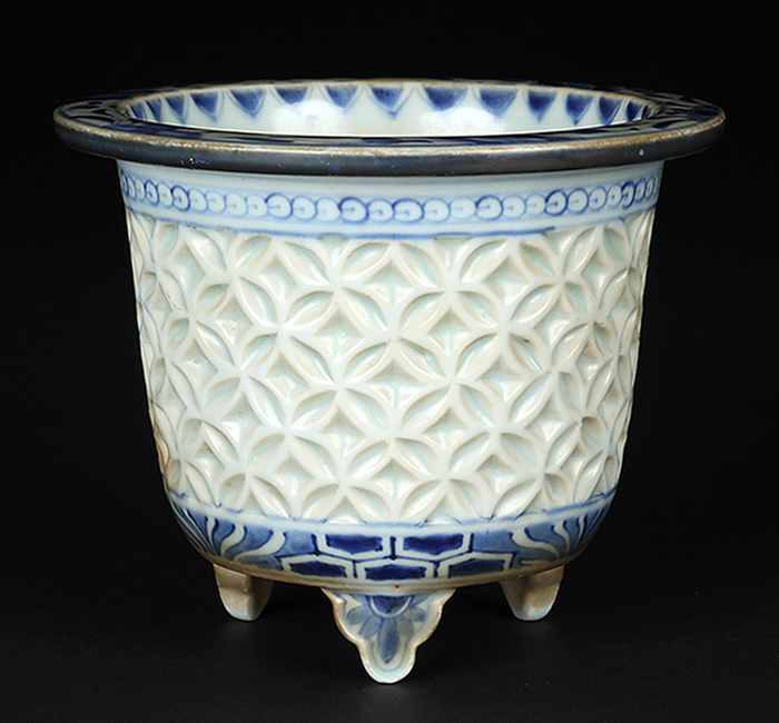 伊万里焼染付浮彫七宝繋文丸鉢